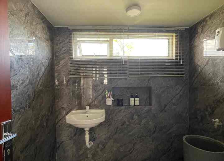 Salah satu toilet yg ada dilantai bawa rumah aku posisinya pas dibawah tangga karena memang rumah ini masih bawaan asli dari developer aku merubah keramik toilet ini dengan pilihan aku sendiri😊 

#toiletlantaibawah 
#ltoiletminimalis
#toiletastetik 
#toiletbersih 
#rumahdeveloper 
#batam 