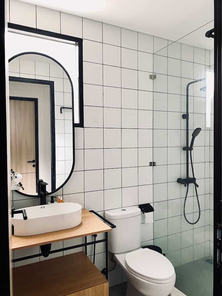 Hi Tetangga 🙏☺️

Meskipun dengan lahan terbatas, di rumah ini memiliki 2 toilet. Ini adalah toilet di lantai 1.
Bentuknya linier dengan ukuran 2,8 x 1,6 m saja.

Konsep minimalist dengan 2 area, yaitu area kering dan area basah, membuat toilet ini tampak terasa lega dan tetap clean.
Tak lupa ditambahkan meja wastafel juga cermin yang cukup tinggi dan besar, agar kesan estetik tetap terasa disini.

#inspirasitoilet #inspirasikamarmandi #toiletminimalis #kamarmandiminimalis #dekorasikamarmandi #dekorasiminimalis #homeinspo #rumahminimalis #japandi #mezzanine