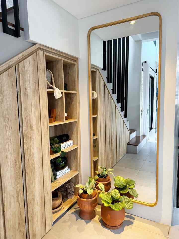 Item Dekorasi Aesthetic

Dibawah tangga kami buat storage atau lemari, namun agar tampilannya tidak
Monoton maka dibuat lah lemari kabinet kecil untuk menyimpan dekorasi

Beberapa dekorasi yang dipakai budget friendly dan mudah ditemukan dimarket place

#bumitimi #dekorbudgetfriendly #estetikmurah #spilldecorlowbudget #dekorestetik #lemaribawahtangga #bandung #hiasandinding 
