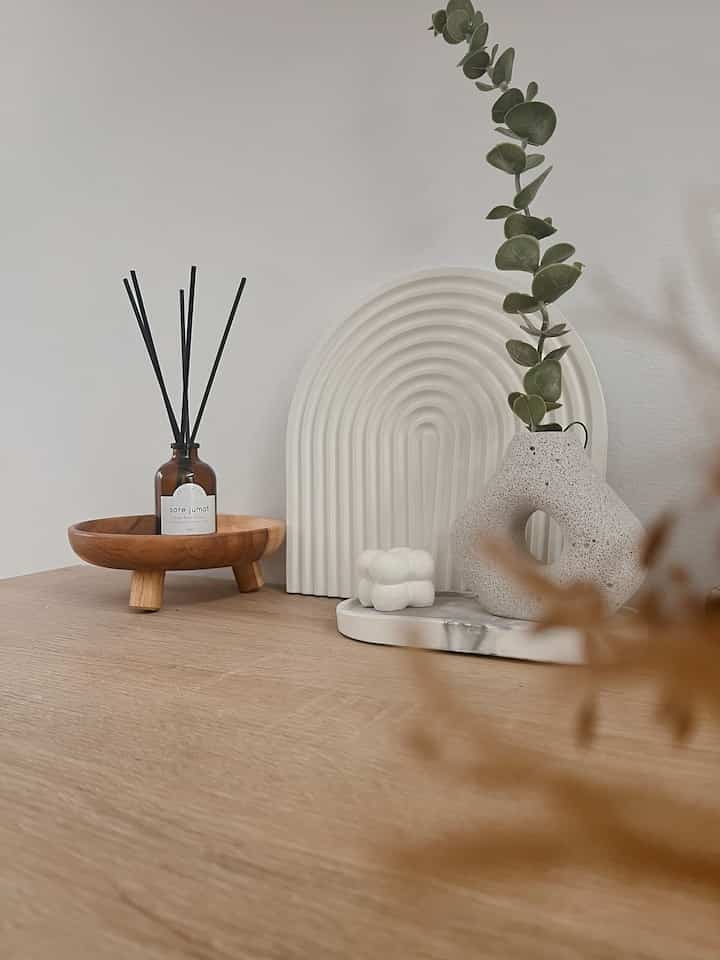 — Penempatan Reed Diffuser •

Rahasia rumah wangi nya apa sih? 
kalau aku dirumah ada beberapa reed diffuser di taruh dalam rumaah, ini dia rahasia aroma wanginyaa✨

Penyimpanan reed diffuser ini, selain buat rumah jadi wangi bisa jadi item dekorasi lhoo.. 
Dengan di padu padankan item dekorasi lainnya, aku taruh seperti ini yaa🫶🏻

Oia untuk item dekorasinya gampang bgt di temuinnya, selain harganya yg friendly item dekorasi ini pastinya bikin ruangan jadi makin aesthetic! 
Gimana udah sesuai belum penataannya? Coba share penataan reed diffuser kamu yaa🤗

#DekorasiRumah
#penataanmeja 
#penataandekorasi
#itemdekorasi
#ScandiJapandi


