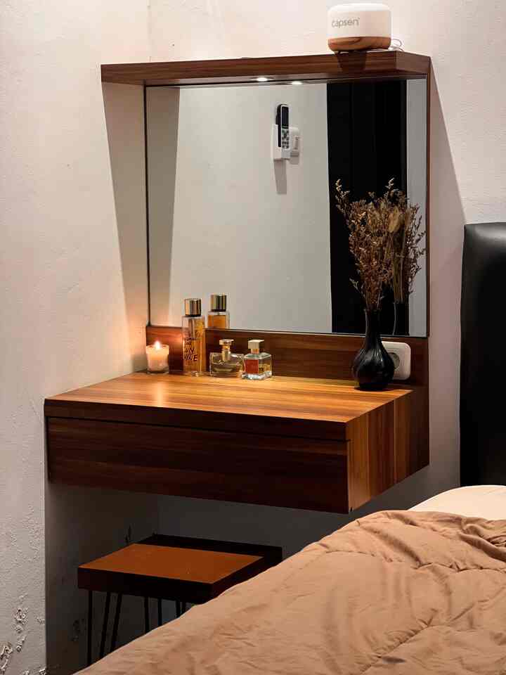 Makeup Table ✨

Untuk menyimpan perintilan makeup dan skincare bisa disiasati dengan mini cabinet agar terlihat clean aesthetic. Tidak perlu space yang terlalu besar agar bisa memenuhi kebutuhan dress up! Semoga menginspirasi ya 🫶🏻

#MakeUpTable
#Aesthetic
#HomeInspo
#BruwnHouse
#Estetik
#KamarMungil