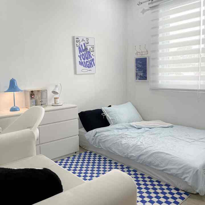 Hari ini spill barang-barang utama yang ada di kamarku. 
Fyi, semua barang utama yang ada di kamarku ini menurutku harganya terjangkau dengan kualitas yang bagus✨ 

- Meja belajar dengan harga 500 ribuan yang setelah aku gunakan lebih dari setahun tetap mulus dan kokoh. 
- Drawer yang aku beli dengan harga 1 juta yang sudah ku gunakan hampir setahun tapi gak pernah jamuran. 
- Dan baru baru ini aku beli kasur harga 2 juta aja, tapi kualitasnya sangat bagus. 

Buat yang mau liat detail kasurnya bisa cek di slide foto terakhir yaa🫶🏻

Barang budget-friendly dengan kualitas yang bagus dan multifungsi ada banyak kok. Intinya harus pandai merawat dan rajin dibersihin aja♥️ 

#dekorbudgetfriendly #estetikmurah #spilldecorlowbudget #roomdecor #dekorasikamar 