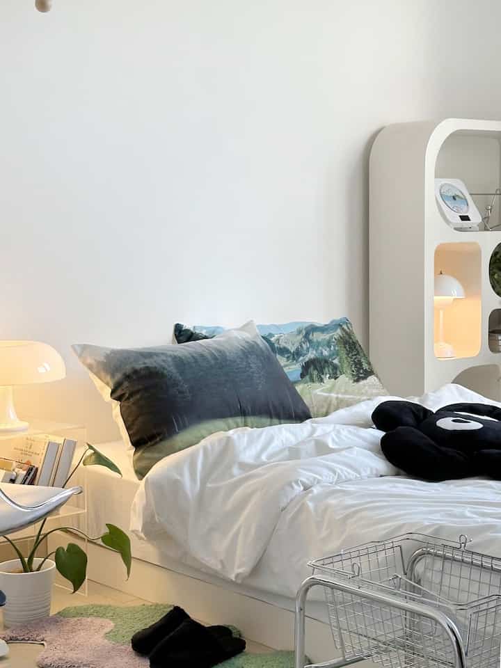 Item Dekorasi Kamar Hijau yang Budget-Friendly~

Karena aku sangat menyukai suasana sejuk namun tetap estetik, sehingga aku mendekor kamar dengan Tema Hijau Forest yang konsisten sejak beberapa tahun lalu.

Beberapa item favoritku dikamar untuk mendukung suasana asri, aku memilih dekorasi dari tanaman hidup tentunya vibes ruangan semakin hidup dan harga per-tanaman masih on-budget.

Lalu untuk menambahkan dekorasi hijau lainnya, aku mix and match bedding Tema Forest yaitu Sarung Bantal yang merupakan hasil Kolaborasiku dengan salah satu brand; @hyeprili X Binary Wearhome.

Hasilnya vibes semakin sejuk namun tetap minimalis sesuai dengan konsep ruangan yang aku pilih, semoga menginspirasi!

#DekorBudgetFriendly
#EstetikMurah
#SpillDecorLowBudget