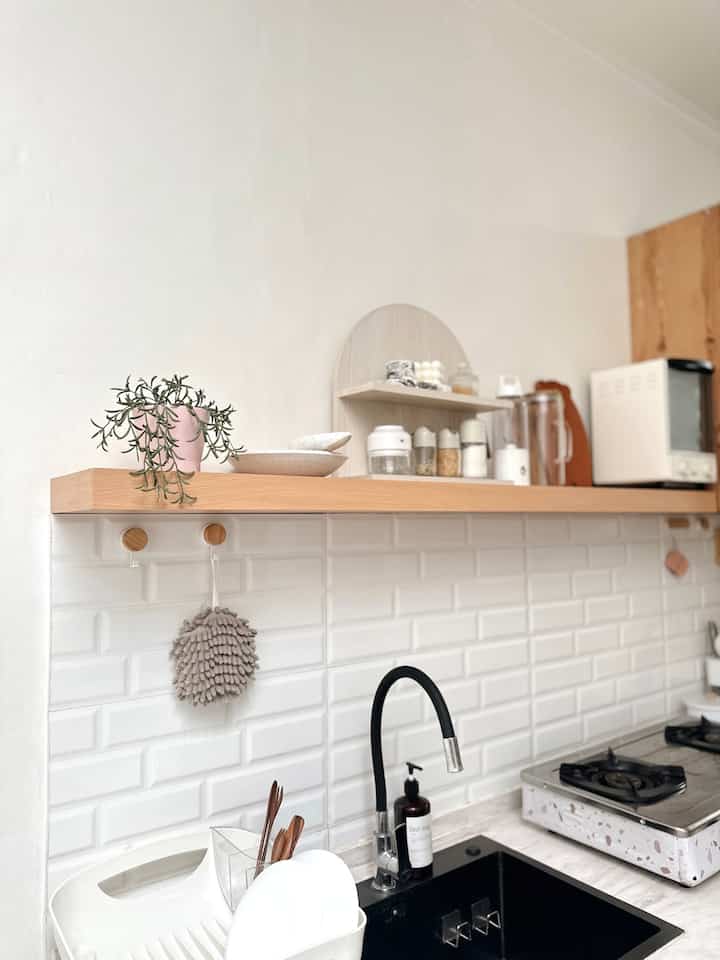 Membuat ruangan agar terlihat cantik dan estetik tidak harus dengan dekorasi yang mahal, tapi bisa juga loh di dekor dengan barang-barang yang murah tapi bikin ruangan menjadi cantik.

🧺Tanaman fejka yg cakep membuat ruangan makin fresh dan harganya hanya 20K saja
🧺 Wooden Hook cakep banget harga 7K 
🧺 Scented Candle yang gemes harga 27K
🧺 Lilin Led bikin suasana makin hangat harga hanya 10K
🧺 Dummy Book 17K 


#DekorBudgetFriendly
#EstetikMurah
#SpillDecorLowBudget
#DekorasiMurah