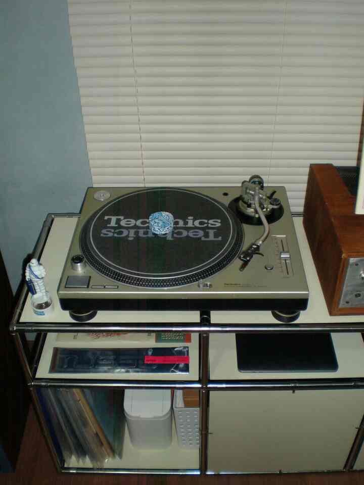 ずっと大切にしたいお気に入りの夢のアイテム🤍
#ターンテーブル #listeningroom #mydreamroom #kostestetik #minimalis #idedekorkost #kostdecorinspo