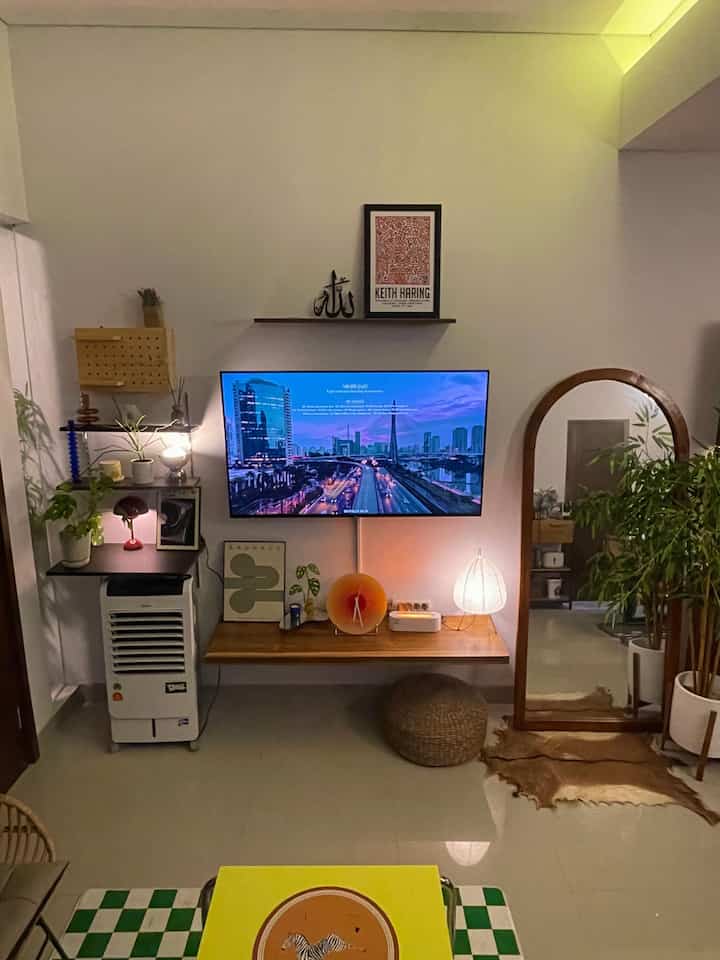 Best buy items untuk dekorasi living room dgn budget under 500k ✨

1. Desk Lamp
Salah 1 jenis item dekorasi yg bisa menciptakan vibes ruangan lebih hidup adalah lampu meja, tanpa harus menyalakan lampu besar yg terang. Di living room first21.haus sendiri ada 4 desk lamp; Ackja (lampu nikel dr ikea), lampu macaron (berbahan kaca orange & stainless steel design ini paling favorit krna elegan), lampu jamur / kuncup bunga portable (popular bgt dan punya 3 warna), dan akari lamp (simple dan cocok di taruh dimanapun baik di lantai atau meja).

2. Poster
Poster dinding juga salah 1 item yg “mewarnai” ruangan supaya tidak monoton. Karena permainan warnanya dan pola-pola tertentu. Poster di living room kebanyakan custom dan kalau bosan bisa cari inspirasi lagi di pinterest untuk request order poster baru sesuai keinginan.

3 Karpet / Rug
Baru-baru ini sedang mencoba mengganti karpet di livingroom supaya tidak bosan. Ternyata pemilihan karpet checkered board warna putih hijau lumayan membantu suasana ruangan lebih cerah & hidup. Harganya juga affordable (dibawah 500k). Dan karpet kedua adalah rug didepan cermin, karpet bulu kambing asli yg sudah melalui proses kimia. Tidak terlalu tebal namun cukup hangat di kaki. Dgn harga dibawah 100k menurut saya tampilan karpet ini menarik, raw dan eksotis 👌🏼

4.  Tanaman Indoor (asli & artifical)
Tanaman indoor selalu mampu mempercantik sudut2 ruangan selama pemilihan tepat dan penempatannya dekat dgn cahaya & udara. Di living room ada tanaman asparagus bonsai, tetrasperma monstera mini, patah tulang dan herbal janda bolong. Saya juga menambahkan tanaman artificial bambu sebagai pembatas antara cermin dan kabinet dapur.

5. Bantal & Cushion cover
Sarung bantal diruangan ini sengaja dipilih yg memiliki pola dan warna menarik supaya bs mengkombinasikan warna yg dominan kuning mustard dr alas bangku sofa dan coffee table. Yaitu dr tesammans ikea yg memiliki pola stripe dan kombinasi warna menarik yg tidak terpikirkan sebelumnya, lalu warna teracota dgn bahan rajut, dan bantal bahan rajut berbulu dgn motif tiger yg lucu.

Tips : mendekorasi ruangan dengan items2 favorit yg estetik dan supaya lebih fungsional kami fokus pada 2 point:
- penempatan barang
Supaya barang dapat di-display untuk menunjukan style ruangan, bisa gunakan Rak ambalan terbuka. Kami memilih ambalan kayu jati custom dan rak tempel dinding yg sangat affordable bs didapatkan dr ace hardware, penataannya jg flexible dibawahnya masih cukup utk kami menaruh cooler pendingin ruangan dan kedepannya semoga bs menambah turn table di atasnya. Jgn lupa utk selalu melakukan pengukuran sebelum membeli atau custom furnitur.
- fokus pada pemilihan items yg sesuai dgn style ruangan sehingga akan selaras dgn tema rumah. Selain dari fungsi, hal ini dapat dipilih dr segi bahan material (seperti kaca, kayu,besi, stainless dll), lalu design dr items (dari warna, motif dan pola bentuk). Hal-hal tersebut jg biasanya bs menentukan kualitas dan keawetan barang.

Semoga bs menginspirasi.. 🫶
#DekorBudgetFriendly #EstetikMurah #SpillDekorLowBudget #Budgetunder500k #Livingroomdecorlowbudget 