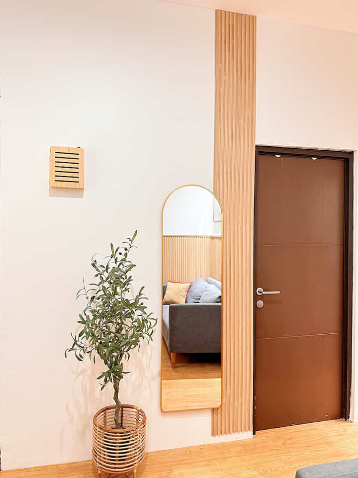 Area di livingroom yang jarang inframe di ruma.hacc akhirnya didekor juga 😁
Karena ada sisa wpc sebelumnya kami menambahkan wpc di area sini dan cermin agar bisa jadi spot ootd hehe


#DekorBudgetFriendly #EstetikMurah #SpillDeforLowBudget #LivingroomMungil #InspirasiLivingroom #LivingroomKecil #RumahCluster