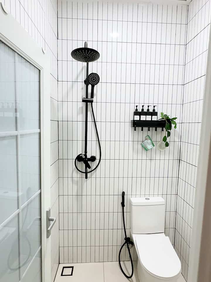 Inspirasi kamar mandi mungil ukuran 3x3m, khusus untuk kamar mandi kami mengambil tema monokrom bukan japandy 😁


#InspirasiKamarMandiMungil #KamarMandiMungil #Monochrome #KamarMandiKecil #renovasikamarmandi #MakeoverKamaandi #Aesthetic