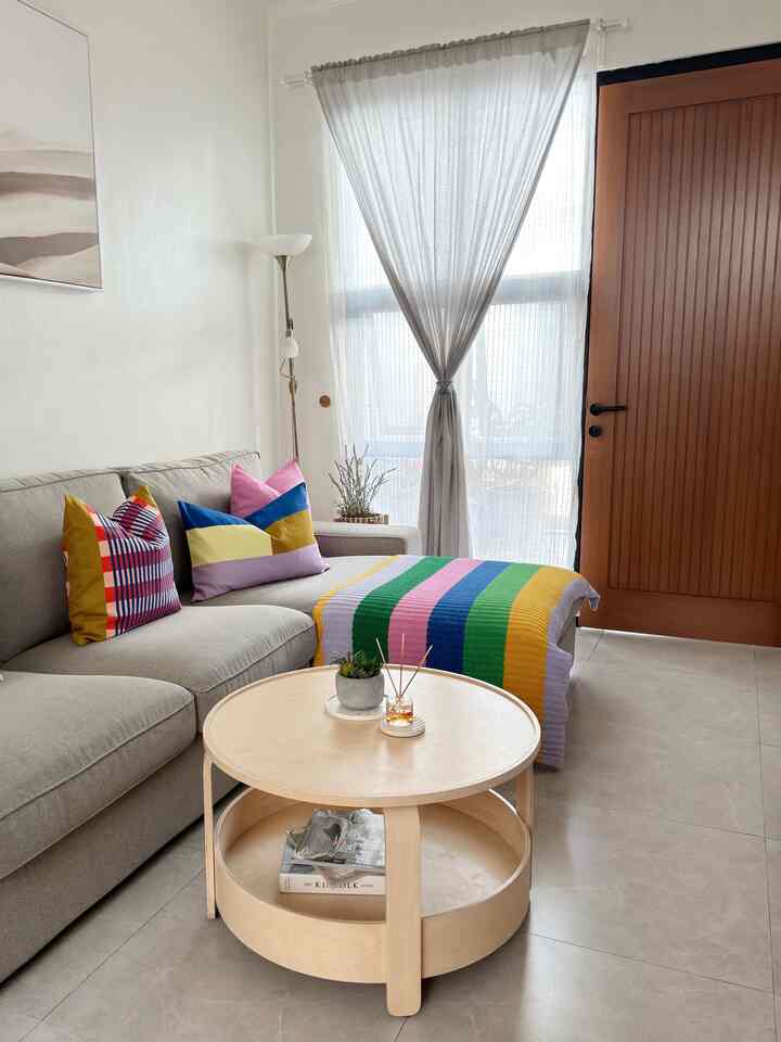 Reset LivingRoom ✨

Biar living room makin fresh, saya ganti sarung bantal sofa dan blanket yang berwarna 🌈
Gimana fullcolour bukan 🤗


#ResetLivingRoom
#StylingLivingRoom
#DekorRuangKeluarga
#LivingRoomMinimalis
#InspirasiRuangKeluarga
