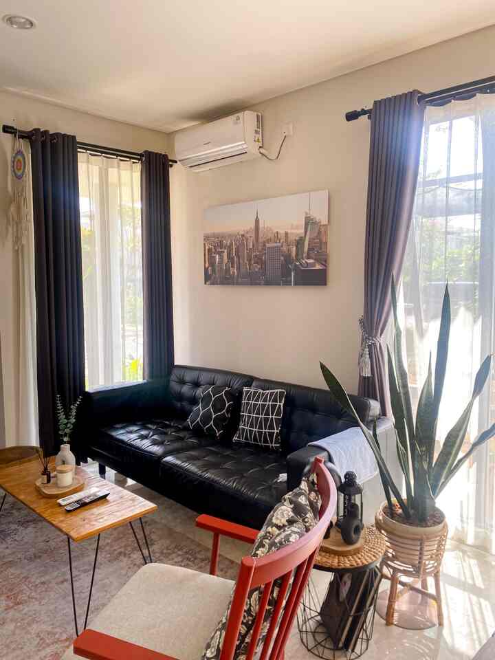 Open plan adalah konsep yang saya dan suami terapkan paa area lantai satu , jadi area ruanv tamu , ruang makan dan dapur berada di satu area yang sama

Ini adalah solusi dari area yang kami miliki sangat terbatas untuk saat ini , menurut kami konsep open plan sangat tepat kami terapkan pda rumab kami ini

Officiali ini adalah bulan ke 8 kami menempati rumah impian kami ini , dan ini dua look baru di area ini.
Yang pertama pada sudut dinding kami mengisi dinding kosong dengan frame foto keluarga kami , dan pada dinding ruang tamu kami mengantinya dengan poster gedung dengan ukuran 120 x 60 cn

#openplan
#openplankonsep
#inspirasirumah
#livingroom
#segehouse