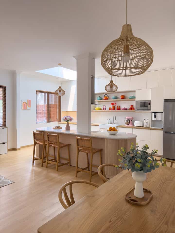 Slide 1 & 2
Kitchen area

Slide 3 
Guest room

Slide 4 
Living room

Dekorasi yang aku tagged ini semuanya under 60ribu lho. Walaupun harganya ga mahal tapi terlihat wow dengan penataan yang baik dan padu padan yang serasi. 


#dekorbudgetfriendly
#estetikmurah
#spilldecorlowbudget