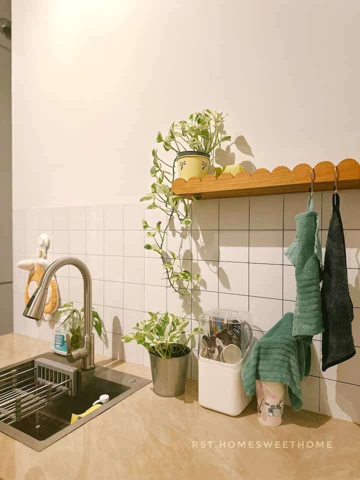 Simple kitchen with minimalism stuff. Karena dapurku posisinya memang open space, jadi ga terlalu mau bnyk barang krn pastinya nanti bakalan susah dibersihin tiap hari 😂 apalagi area cluster ini masi ada tahap pembangunan #minimalism #belajarminimalism