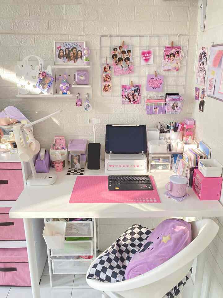 
look at my work desk right now 🩷💜
looks like the dream table of today's kpopers, here I use predominantly pink and purple, my favorite colors

I can make unboxing content per kpop, then stream concerts and just fangirl 𐙚˙⋆.˚ ᡣ𐭩

#Workbench
#study desk
#aesthetic
#aestheticworkdesk
#pinkroom

