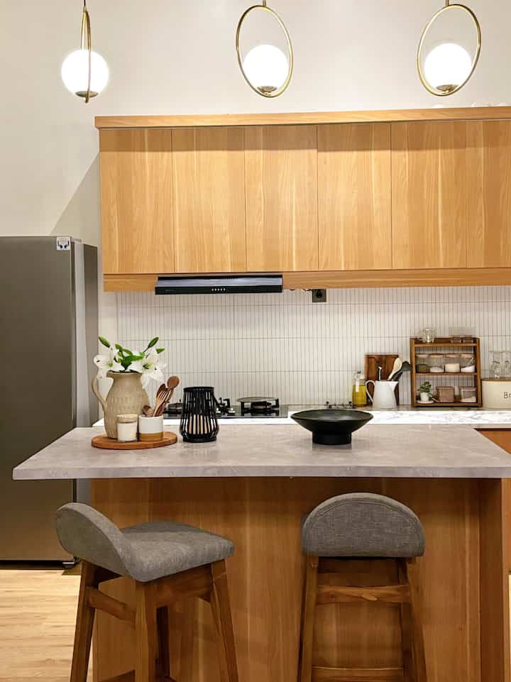 Item dekorasi berupa vas dan bunga artifical, yang di beli dari toko online dengan harga terjangkau namun dapat membuat ruangan lebih indah😊 #DekorbudgetFriendly #EstetikMurah #SpillDekorLowBudget #KitchenIsland #dekorasilowbudget