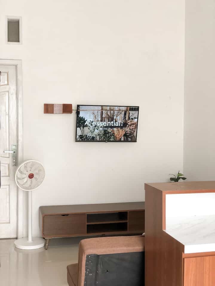 𝙁𝙖𝙢𝙞𝙡𝙮 𝙍𝙤𝙤𝙢
_
hi tetangga ohouse!
family room kami ini lumayan kecil karna harus terbagi dengan dapur di belakangnya, kenapa memilih dapur di letakkan bersama ruang keluarga? 
karna kami berpendapat bahwa memiliki anak kecil (toddler) itu butuh pengawasan ekstra, ditambah kami tidak memiliki ART jadi semua kegiatan dilakukan berdua saja.
jadi alangkah gampangnya jika sedang memasak bisa sambil memantau anak-anak di ruang keluarga 🤗
ga worry anak ga bisa terpantau walau sedang memasak sekalipun 😍

semoga bisa menginspirasi tetangga ohouse semua 👋🏻🤎

#familyroom #ruangtv #ruangkeluarga #aesteticroom #roominspo #minimalis 