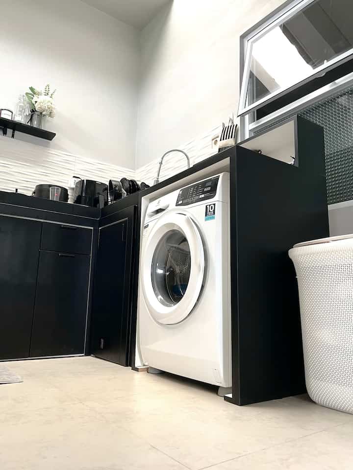 Laundry room yang menyatu dengan dapur ,
Waktu bikin dapur ini, kita langsung minta ke tukang untuk dibuatkan jalur air bersih dan air kotor untuk mesin cuci, sehingga mesin cuci tetap terlihat rapi tanpa ada pipa atau selang yang menggangu 🙌🏻🙌🏻🙌🏻



#laundryroom #dapur #kitchenset #idelaundryroom #idedapur #minimalis #rumahmungil