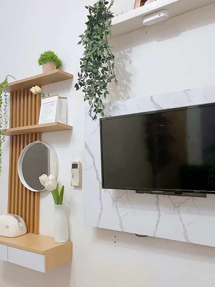 Item Dekorasi Budget Friendly ✨

Salah satu item dekorasi budget friendly di rumah adalah meja rias, karena ada sisa wallpanel dari makeover kamar karena ga mau rugi aku manfaatin bikin meja rias low budget ini. 

Aku tambahin meja rias dinding ini seharga 130 ribu, cermin bulat 50 ribu an dan 2 buah ambalan seharga 50 ribuan, modal 200 ribuan jadilah meja rias low budget ini😊

Semoga menginspirasi 😊

#DekorBudgetFriendly
#EstetikMurah
#SpillDekorLowBudget
#KamarMinimalis
#IdeDekorasiLowBudget 