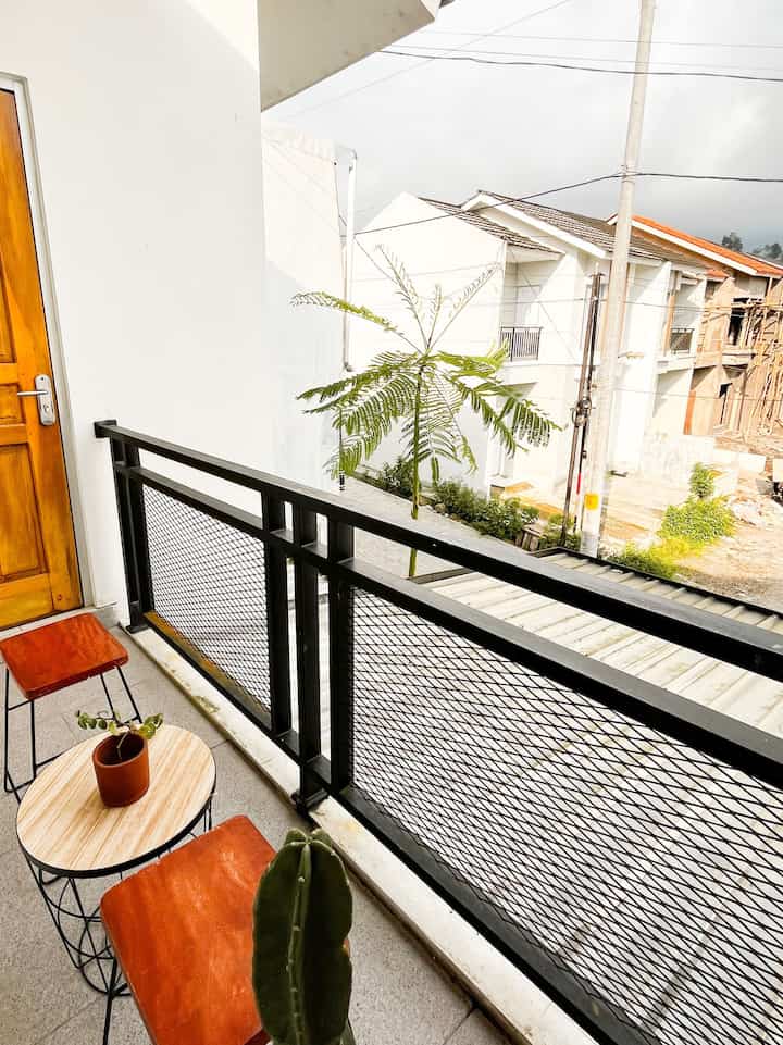 Balkon rumah alpha terletak tepat di depan ruang utama, balkon kecil ini banyak digunakan untuk sekedar menikmati sore hari dan ngopi bersama keluarga di pagi hari. Ukurannya sempit cuma 3m*1 meter, tapi pas buat ngopi bareng suami hehe 🩵

#balkon
#balkonstyle
#balkondesign
#balkon minimalis
#balkonrumah
#idedesignbalkon