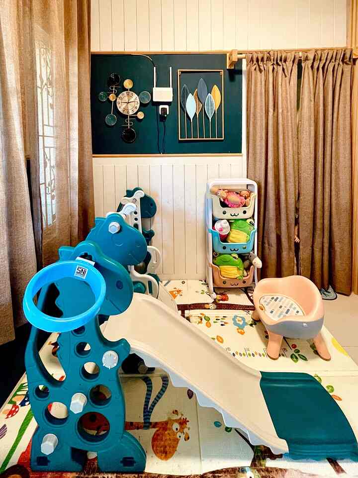 Halo tetangga online.. kali ini aku mau spill tempat bermain anakku yg ukurannya sekirar 2x2 m2 yang dibuat seperti mini playground. Elemen terpenting supaya anak merasa seolah-olah sedang di Playground adalah adanya ayunan dan perosotan. Nah untuk ruangan sempit kita bisa pakai mini slides and swing seperti pada foto di atas ya.. dijamin anak-anak bakal happy banget dan biasanya aku feeding anak2ku di sini juga, karena mereka kalau makan sambil bermain makannya jadi lebih banyak 🙃😌 #KidsRoom #KidsToys #KidsFriendlyRoom #RuangBermainAnak #InspirasiRuangBermain #IdeDekorRuangBermain