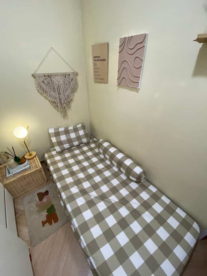 Our Lil House - Design Kamar Anak

Hai semuanya! Aku mengubah suasana kamar anak ku menggunakan sprei yang baru aku beli! Sedikit di decor-decor dan jadilah kamar dengan suasana yanh comfy dan hangat☺️

#bedroomstyling #designbedroom #kidsbedroom #makeoverbedroom #decorinspo #inspirasikamar #stylingdecor