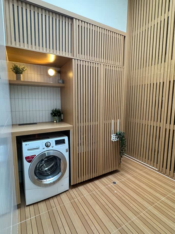 Laundry room dan Gudang 🤍

Area laundry dan gudang terkesan rapih karena menggunakan pintu tertutup. Jadi ga keliatan bgt banyak barangnya.

#kylehome #laundryroom #gudang #pintukisikisi #laundryroom2x3m #homedecor #japandi 