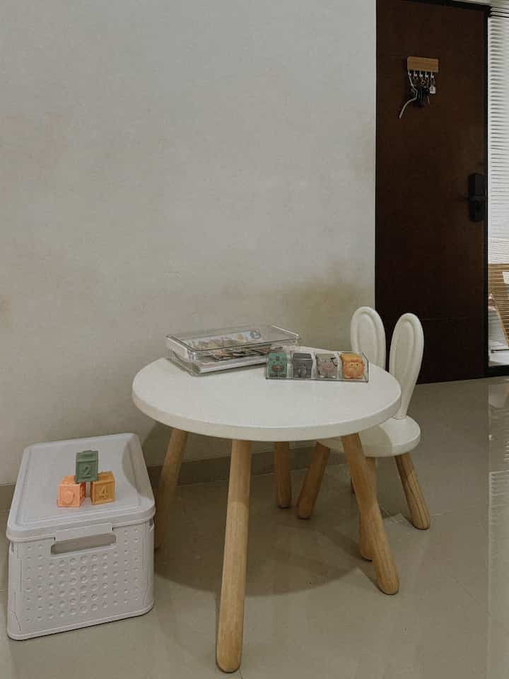 Child's corner #Japandi di rumah kami 👧🏻✨

Kami mewujudkan child's corner dengan gaya Japandi di dalam rumah dimulai dari menempatkan meja bundar dan kursi dengan sandaran berbentuk telinga kelinci yang menggemaskan. Menurut kami, elemen telinga kelinci pada sandaran kursi menambah sentuhan playful yang cocok untuk anak-anak.

Set furnitur ini terbuat dari kayu jati berkualitas tinggi yang dibeli langsung dari Jepara, memastikan ketahanan serta keindahan alami kayu terpancar sempurna.

Tak hanya cantik, area ini juga fungsional dengan adanya beberapa storage untuk buku dan mainan anak. Penyimpanan yang terorganisir membantu menjaga ruangan tetap rapi dan memudahkan anak ketika mengakses mainan serta buku favorit mereka. Dengan begitu, sudut ini tidak hanya menjadi tempat bermain dan belajar, tetapi juga ruang yang menginspirasi kreativitas dan kemandirian anak dalam rumah yang nyaman dan menenangkan.

Semoga menginspirasi! ☺️🫶🏻

#childscorner #anak #japandi #estetik #rumahmungil #rumahdeveloper #BSD #rumahcluster #rumahdiakasia