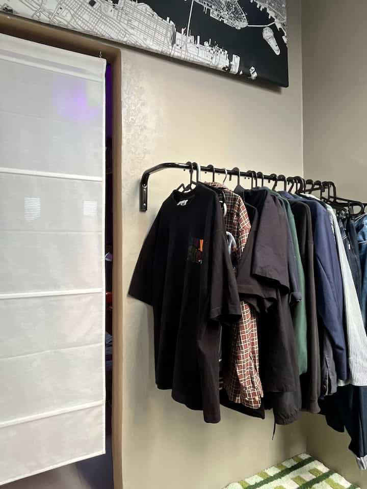 Melihat area lain dari kamar atap, ada area masuk tangga yang dijadikan tempat untuk gantungan baju. Karena spacenya yang kecil jadi tempat ini dibuat fungsional 👌✨


#bedroominspo #dekorasikamartidur #idekamartidur #bedroomideas #bedroomdecor #minimalisbedroom