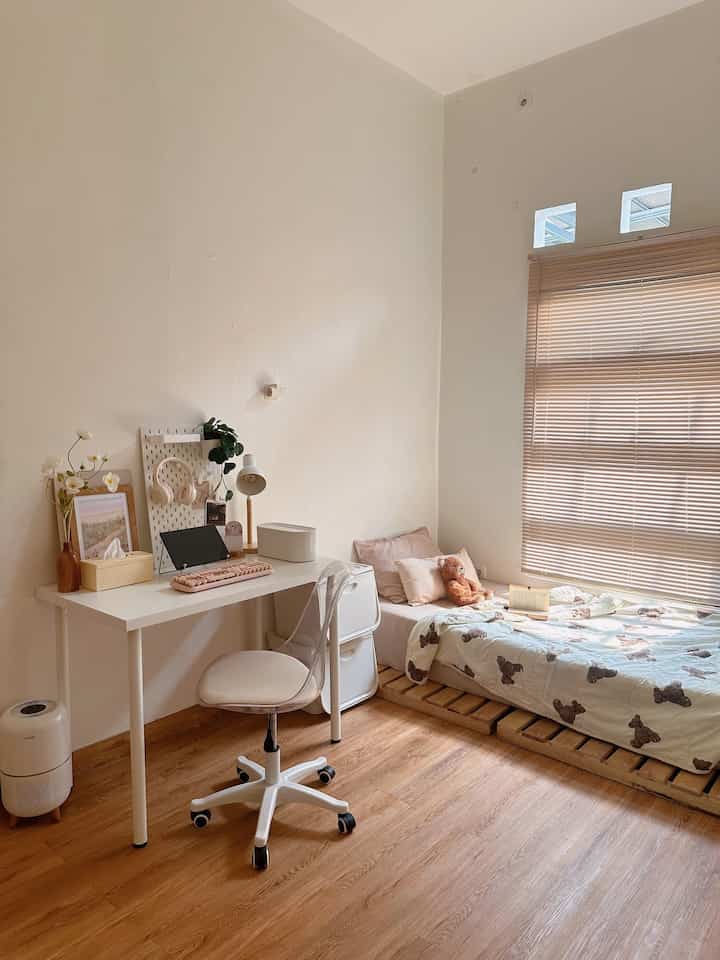 Home sweet home 🏡

Tempat paling nyaman di rumah tu ya kamar ga sih? Apalagi long weekend gini, betah banget rasanya rebahan di kamar🤭🫣 
Btw sinmat nya lagi cantik banget nih masuk ke kamar di balik sela-sela venetian blind 😍

#BedroomStyling #InspirasiKamar #DekorasiKamar #KamarMungil #KoreanRoom