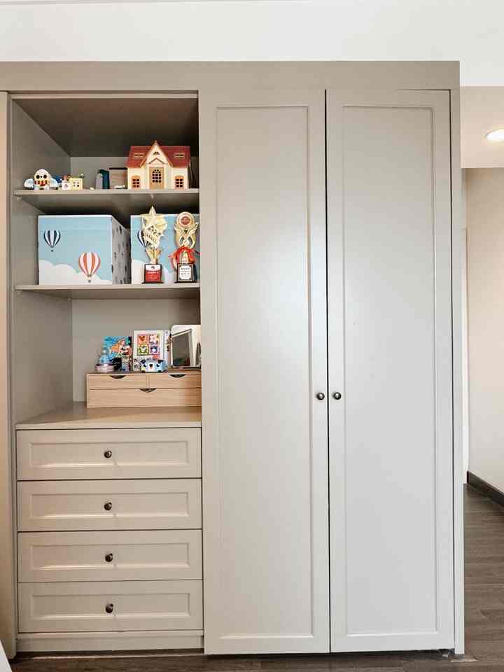 Halo dari kamar anak / kamar utama dan spesial terima kasih kepada su yang selalu menjaganya tetap teratur..
#kidsbedroom #playroom #americanclassic #farmhouse #apartment #apartmentliving 