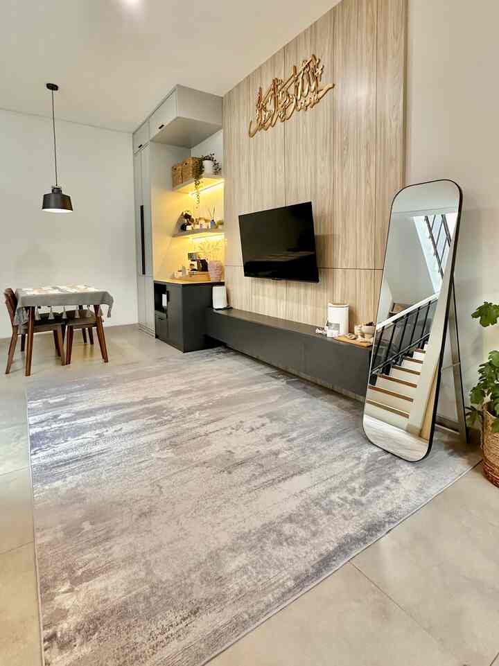 Punya rumah lahan terbatas tapi ingin terlihat luas???
Caranya cukup gunakan konsep open space atau open plan. Jangan gunakan sekat-sekat antar ruangan supaya tidak sempit.
Disini ruang keluarga menyatu denang diningroom sehingga bisa terasa lega.
Tambahkan karpet supaya ruangan makin cantik dan estetik.
#homestyling
#homedecor
#livingroomdecor
#diningroom
#homedecorideas
#dekorasiruangtamu 
#dekorasirumah
#modernindustrial
#rumahcluster
#72m2
#homestagram 