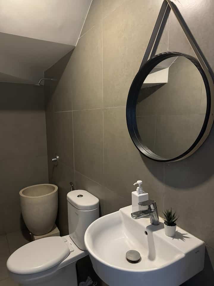 ミニマリストのバスルーム。

1 階のゲスト用バスルームは、陶器や壁などのさまざまな要素にグレーがデフォルトで使用されています。シンクはグレーと白の組み合わせでミニマルな印象に

無理をしないように機能的な装備を選ぶようにしましょう。シンプルでありながらも美しさがあります。 

ガラスとミニ植物を追加して、バスルームを快適でインスピレーションのある場所にしました。😆

#ミニバスルーム
#バスルームの装飾
#バスルームインスタ
#ルマークラスター
#ミニマリストバスルーム
#ジャカルタ