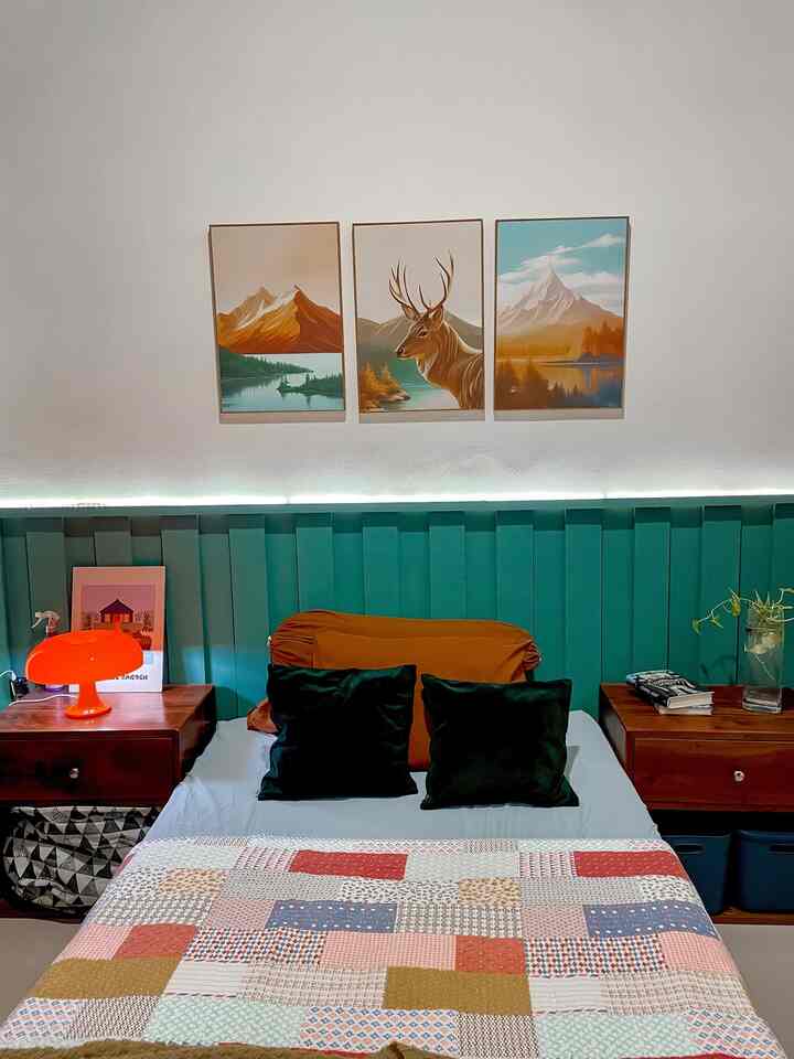 Ini adalah guest room @diemdibumi yang menggunakan warna hijau tosca. Kami memastikan tamu yang menginap di kamar ini merasa nyaman🫶🏻 #guestroom #bedroom #kamartamu #inspirasikamartamu #homedecor #diywallpanel #wallpanel #kamartidur 