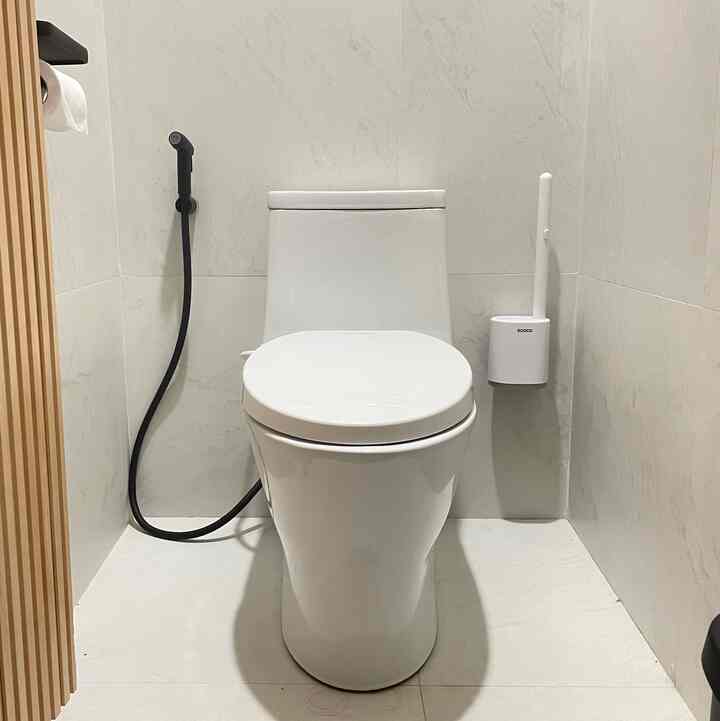 Mini Powder Room
Kamar mandi 1x1 m didesain compact sesuai dengan keperluannya. Walaupun mini tapi cukup untuk penggunaan harian di area publik (living room dan dapur) tapi tanpa mandi ya kalau mandi di area yang lebih privat kaya kamar.

Oiya karena desainnya kamar mandi kering dengan pintu kamuflase jadi kesetnya aku taro dalem kamar mandi kaya di slide 5

#powderroom #minibathroom #simplebathroom #bathroom #white #minimalist 