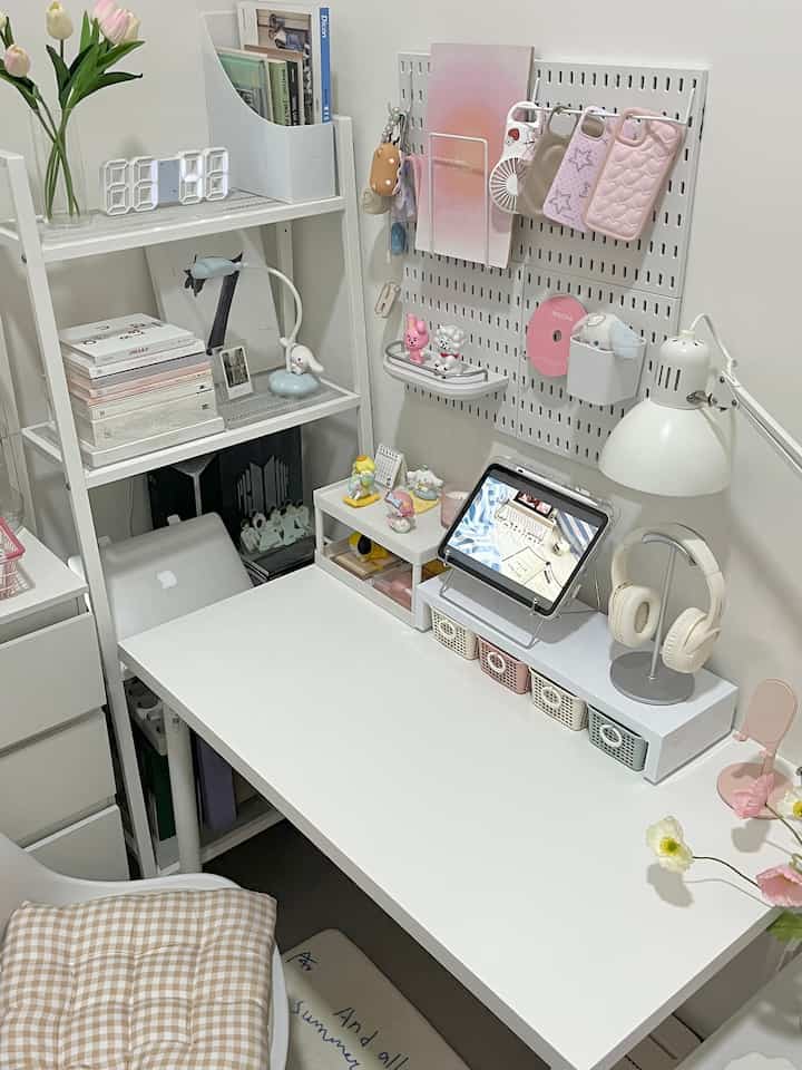 Edisi dekorasi meja ramah anggaran ✨

Kali ini aku mau share beberapa produk dekorasi yang aku pakai di meja yang pastinya ramah budget!! 🫶🏻

• Papan pasak 
Pegboard ini adalah versi pegboard Ikea yang terjangkau karena Anda membeli satu set dan mendapatkan cetakannya! 

• Rak 2 tingkat 
Rak ini sangat menghemat tempat, karena meja saya hanya berukuran 100x60 jadi saya sangat membutuhkan rak mini ini untuk menyimpan gambar-gambar yang saya punya. 

• Keset 
Ini best buy ku bulan ini, gak nyangka bahannya sebagus ini, matrasnya empuk banget dan empuk banget!! Sepertinya nanti aku beli lagi hihi ♡ 

• Dudukan Ipad & headphone
 Saya beli ini karena butuh untuk ipad & headphone, ternyata bagus banget, saya suka desainnya yang minimalis

• Keranjang penyimpanan mini 
Ini juga super terjangkau, harganya cuma 11k!! Saya sangat membutuhkan tempat penyimpanan seperti ini karena saya mempunyai banyak barang sehingga saya bisa menyimpan semuanya disana

#DekorBudgetFriendly #EstetikMurah #SpillDecorLowBudget #Bedroom #Kamartidur #Bedroominspo #Deskinspo #Deskmakeover 
