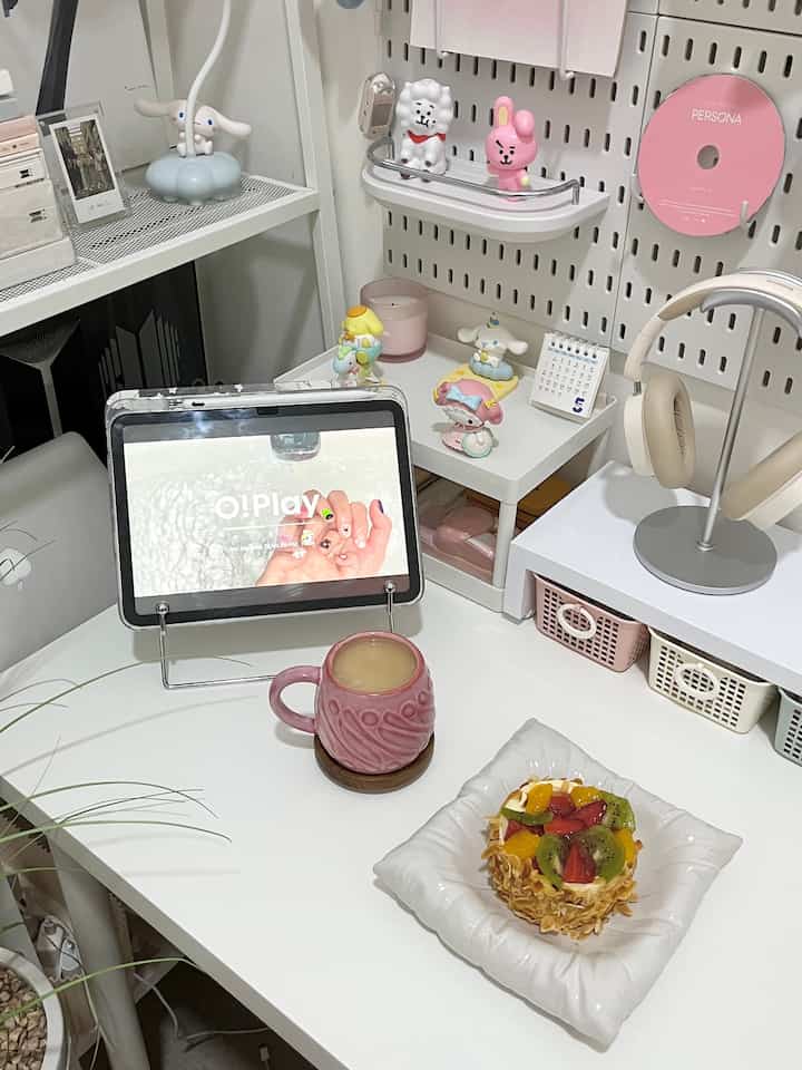 Menikmati akhir pekanku dengan kopi & kue keju ♡ 

#deskinspo #deskedition #deskmakeover #tableware #tablewareset #aesthetictableware #mejabelajar #kost #kamartidur 