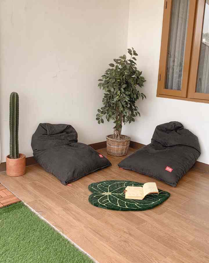 Memanfaatkan area kosong di rooftop untuk dijadikan tempat santai, menggunakan rumput sintetis biar lebih fresh, disini kami juga menyimpan bean bag untuk duduk lebih nyaman.




#Terasrumah 
#rooftop
#dekorasirumah
#dekorasipekarangan 
#homedesign
#homedecor
#Dekorasiberanda 