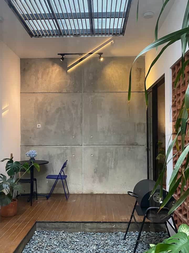 Salah satu cara buat kami hemat budget di #rumabatari adalah beli barang di IKEA AS-IS. Contohnya meja bulat yang ada di taman tengah ini, kita dapetin dengan cuma seharga kurang dari 500rb rupiah saja!! 🥹

#dekorbudgetmurah
#estetikmurah
#spilldecorlowbudget
#tamanindoor
#dekormurah #ikeaasis