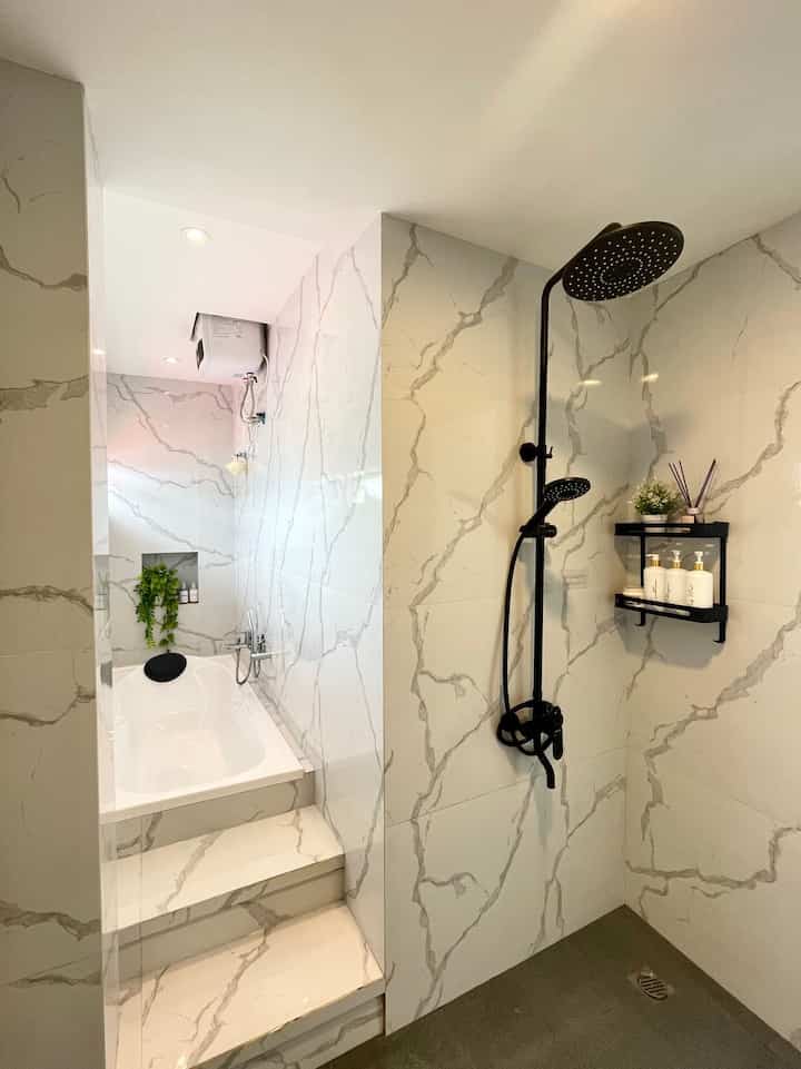 Kamar mandi minimalis tapi ada bathub, meski ruangan nya cukup sempit tapi jika di manfaatkan dengan baik bisa muat bathub juga loh,, disini kami memasang keramik dinding full sampai diatas untuk mencegah dinding menjadi lembab dan jamur,, dekorasi simple disini yaitu tanaman artifisial dan difuser agar kamar mandi fresh dan harum
#dekorBudgetFriendly #estetikmurah #spilldekorlowbudget #kamarmandi #bathtub #kamarmandiminimalis