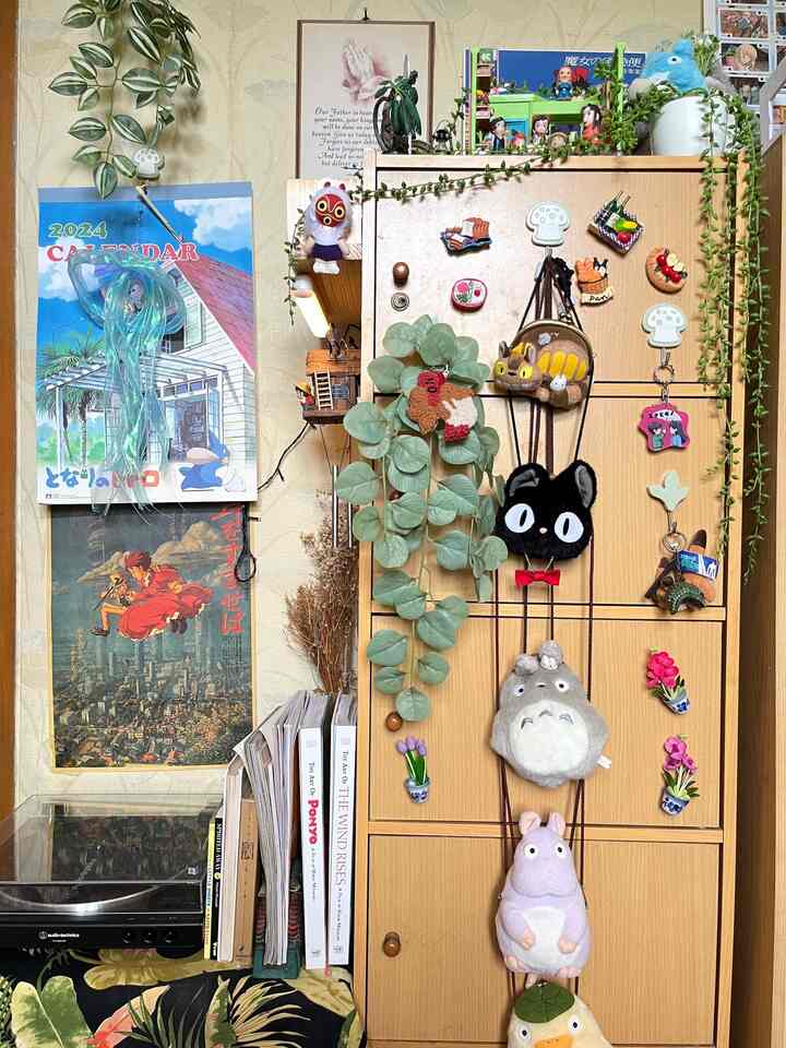 ✨Ghibli-Inspired Decoration✨

Di kamarku, ada banyak lemari yang usianya udah cukup lama tapi kualitasnya masih fine. Nah, buat mempercantik lemari-lemari, biasanya aku hias dengan beberapa ornamen bernuansa ghibli.

Kalau ada beberapa area yang cacat di lemari seperti goresan atau bekas lem, aku tempelkan dengan postcard, trinkets (miniature), artificial plants, keychains atau magnet-magnet bertema ghibli. 

#BedroomStyling 
#SpillDecorLowBudget 
#AestheticRoom
#KamarTidur
#ListeningSpace
#KostEstetik 