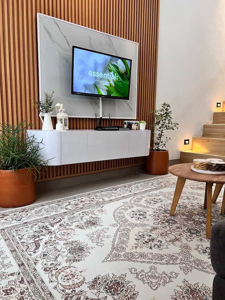 Inilah ruang tamu saya yang mulai berubah tampilannya dari awal ikuta ohouse apa adanya, kini perlahan menjadi estetik. Item dekorasi estetika low budget menurut saya:
Slide 1 Karpet motif Turki ini cuma 400k padahal ukuran jumbo 3x2m berbahan beludru, cantik!
Slide 2 Warna asli meja saya sebenarnya biru agar sesuai dengan warna rumah saya, saya lapisi dengan stiker motif kayu dan marmer hanya 13k, bisa jadi estetis
Slide 3. Botol Reed diffuser 9k, murah dan semarak namun estetis membuat ruangan harum sepanjang hari
Slide 4. Pot terakota 80k dan patah tulang unik membuat ruang tamu saya semakin berwarna

#DekorBudgetFriendly
#Estetika Murah
#SpillDekorLowBudget
#Ruang tamu
#Skandinavia
#Rumah
#Karpet
#ruang tamu 