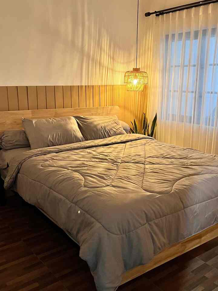 Ini adalah kamar tidur di lantai satu, ukurannya cuma 3x3,5m. Gak banyak isi barangnya biar leluasa. Cuma ada dipan dan kasur, lemari, lampu gantung dan aku taruh tanaman buat dekorasi. Oh iya, wallpanelnya DIY bikin sendiri dari wallbatten jadi lebih low budget. 

#kamartidur
#bedroom
#kamarminimalis
#inspirasikamartidur
#desainkamartidur
#diy
#diywallbatten
#lampugantung
