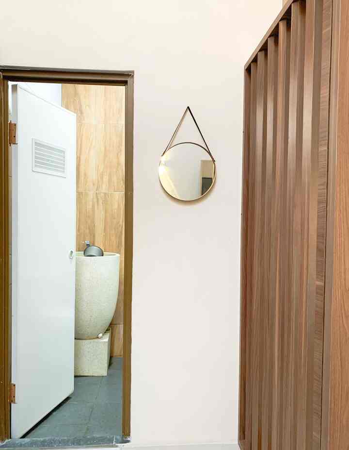 Tiny bathroom in rumakita_✨
This bathroom measures 1.5x2 meters and combines a white and wood theme. Very simple, but the wooden accents can offer an aesthetic and natural impression. 
#tinybathroom
#aesthetic
#homestyles
#minimalist house
#woodandwhite