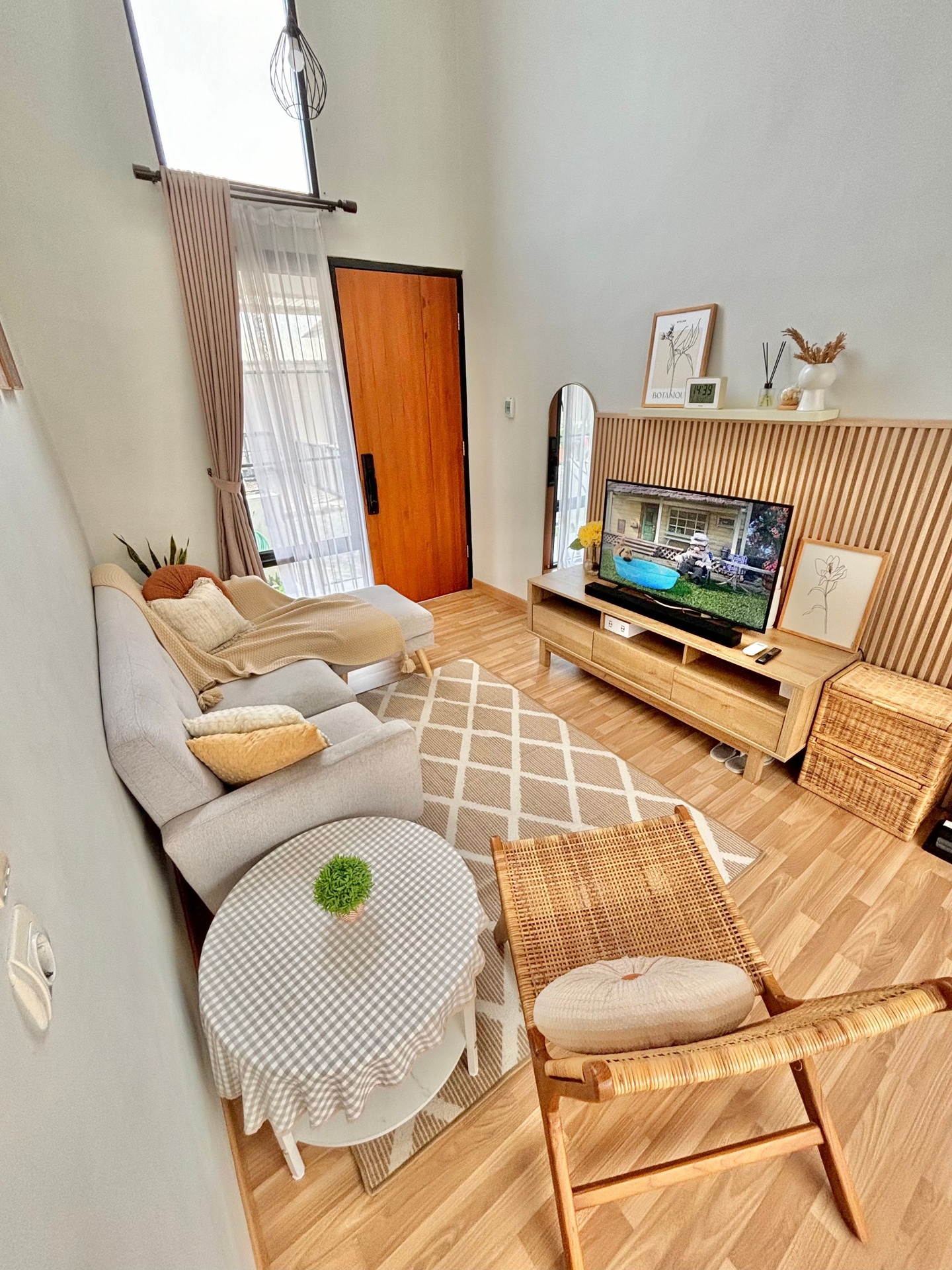 walaupun hari libur begini tp bersih2 rumahnya tetep ngga ada liburnya yah 😂
nah untuk mengisi waktu luangku yg di rumah aja, aku suka mendekor living room, aku membuat livingroom ku ini menjadi nyaman agar penghuninya jd betah quality time bersama keluarga.
nah salah satunya adalah dg menambahkan aksen wallpanel pd dinding belakang tv dan menambahkan lantai parket. 
dengan 2 item ini dapatbmembuat ruangan menjadi berubah loh..
kalian wajib cobain sih biar ruangan di rumah kalian tambah nyaman 🥰🫶🏻

#livingroom #ruangtamu #livingroomideas #homedecor #homestyling #homeswee
#ruangtamuminumalis