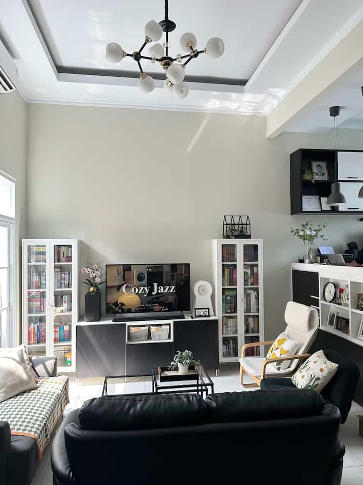 • Dekorasi Budget Friendly di Living Room •

Hello, O!House friends, di living room ini beberapa item dekorasi yang buget friendly menurut aku:
- Dekorasi rumah kaca IKEA Senapskal yang aku beli saat diskon jadi 99k
- Taplak meja kotak-kotak hijau yang aku pasang sebagai sofa cover hanya 55k
- Tray rotan yang sudah aku modifikasi menjadi hitam hanya 100k
- Jam IKEA PS 1995 yang aku beli saat diskon jadi 349k dari 699k (best buy!)

#DekorBudgetFriendly
#EstetikMurah
#SpillDekorLowBudget
#LivingRoom
#Homedecor
#InteriorStyling