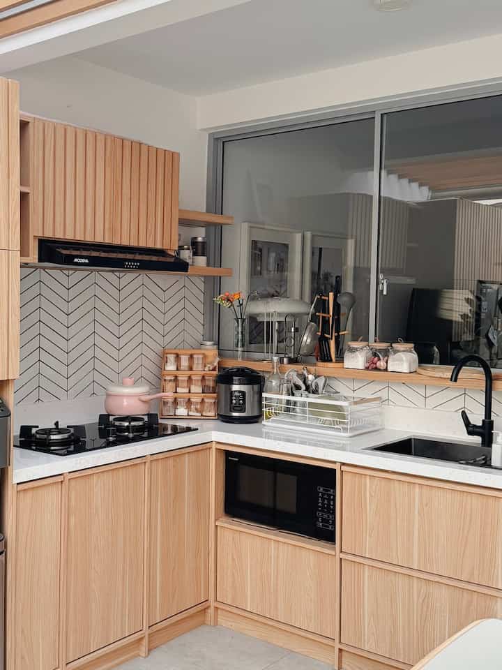 Spill detail perintilan dapur + detail interior kabinet✨
Dapur kami didominasi oleh kabinet tertutup agar terkesan lebih rapi. Seringkali, detail yang membuat dapur terkesan berantakan adalah botol bumbu dapur yang terekspos diluar kabinet, oleh karena itu kami membuat rak botol khusus dalam kabinet agar botol bumbu tidak terekspos.
Sementara untuk bumbu dapur lainnya yang terekspos seluruhnya menggunakan wadah kaca yang dikombinasikan dengan tutup kayu agar tetap rapi dan seragam dengan tema ruangan☺️

#DapurScandinavian #KitchenStyling #KicthenCabinet #KitchenDetails #KitchenInspo #KitchenDesign