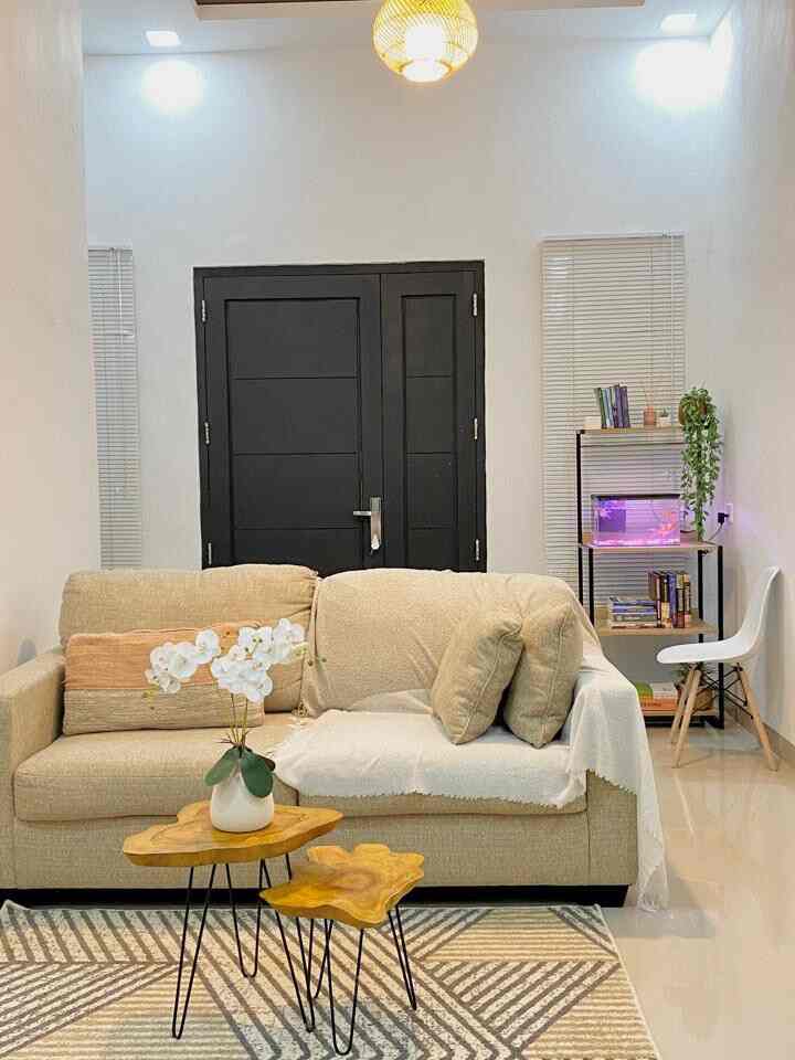 #ruangtamu #spotbaca #ruangbaca #dekorasiruangtamu #inspirasiruangtamu #ruangtamuminimalis

Aku suka gonta ganti suasana di rumah Rumi. Kadang ruang tamu aku bikin gini. Dengan menambahkan spot baca buku, bisa baca buku sambil mendengar suara air dari aquarium mini di rumah ini. 
