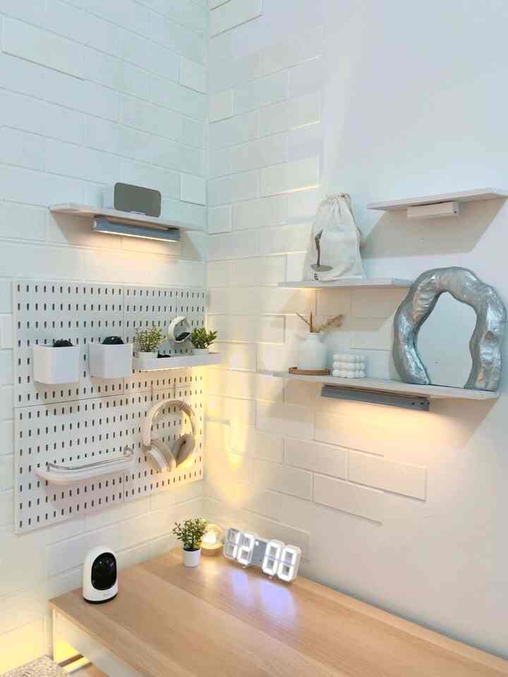 Dekorasi item yang budget friendly buat yang mau mulai dekorasi. Sebenernya kalian gaperlu lo beli produk yang mahal untuk dapetin looks yang aesthetic. Bisa coba pakai beberapa barang ini
1. Pegboard
2. Ambalan
3. Jam digital
4. Lampu tidur

4 barang tersebut uda cukup untuk memberi kesan manis di ruangan kamu. Jangan lupa pilih warna yang senada dengan tema kamar kamu yaa.
#DekorBudgetFriendly #EstetikMurah
 #SpillDecorLowBudget #DekorasiMeja