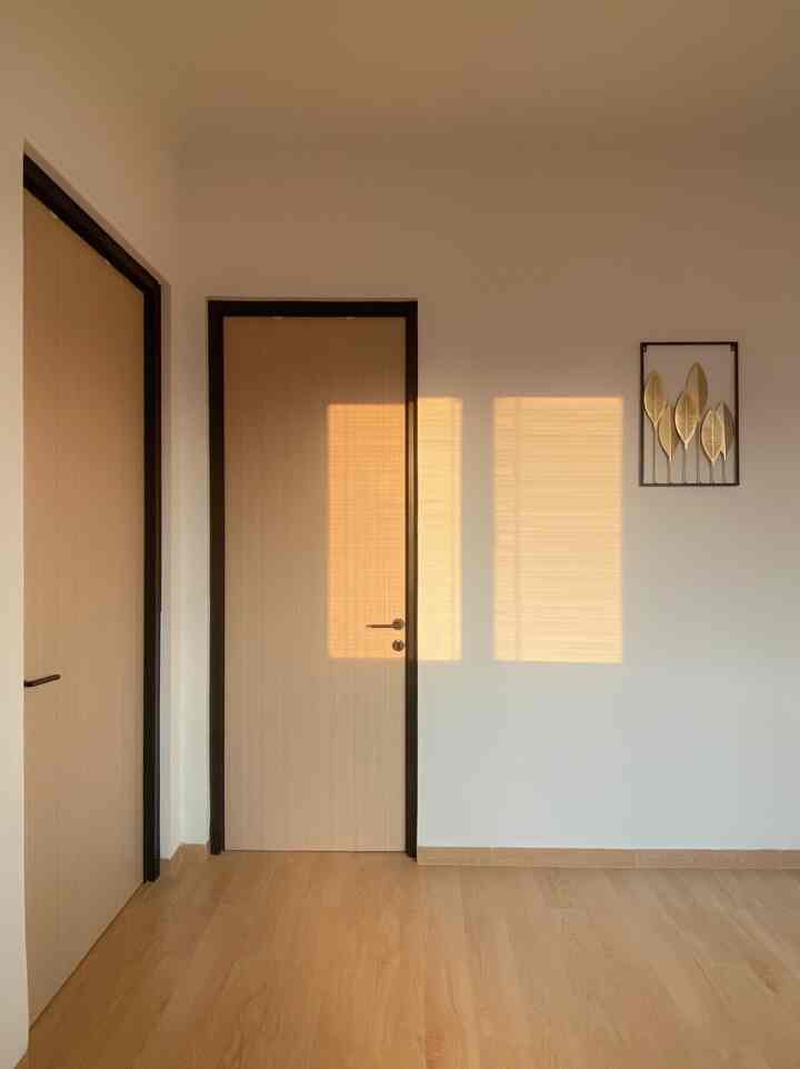 Salah satu healing activity dirumah buatku adalah furniture rearrange. Dilantai dua tepat di depan kamar anak-anak masih ada satu space kosong. Ada ada satu tempat tidur anak yang sejak dibeli tahun 2018 sangat jarang digunakan karena anaknya masih sering tidur sama mama papanya. Jadinya aku alihfungsikan menjadi sofa diruang ini, supaya lebih terpakai. 

Stackable bed IKEA ini namanya Utaker, ukurannya 80x200, bisa disejajarkan menjadi 160x200, atau bs ditumpuk, bisa juga dibuat twin bed terpisah jadi ada 2 bed. Multifungsi jg sih ini. Kalau di style seperti ini bisa jadi sofa juga hehehe. 

#ikea
#stackablebed
#sofa
#scandinavian
#koreanhouse
#nordic
#japandi
#arieskamarina