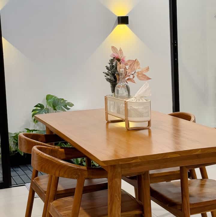 Beberapa item dekorasi yang ada di nuramahouse ✨

- Keranjang risatorp punya ikea, multifungsi banget. Bisa buat simpen tisu, vas, dan botol minum. Jadi meja makan terlihat lebih rapih.
- Aku juga simpan reed diffuser diarea meja tv supaya ruang tv terasa lebih wangi dan segar. Ga lupa aku tambahin item dekorasi kaya dummy book, vas dan wooden beads.
- Disudut rumah aku percantik dengan aksen cat yang berbeda dari keseluruhan rumahku. Warna cat sage subtle green dari jotun bikin ruangan jadi lebjh seger 😍 ditambah perpaduan dengan warna coklat wpc yang bikin match, jangan lupa permainan lampu di standing lamp bikin suasana makin warm.
- Dikamar aku kasih dekorasi simple, kaya vas bunga dan reed diffuser. Supaya ga polos-polos banget ruangannya. #DecorBudgetFriendly #EstetikMurah #SpillDecorLowBudget