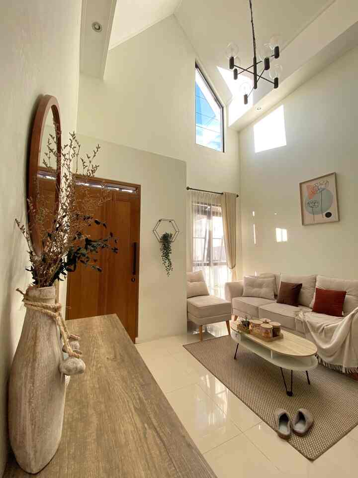 Taking photos of the living room during the day sometimes makes the tone more yellow☀️
#livingroom inspiration #livingroom #dekorasiruangtamu #ruangtaminimalis #mycozyroom #decoridea #stylingroom